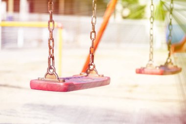 kırmızı salıncak asılı izole modern çocuklar playground.close üzerinde.