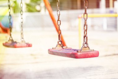 kırmızı salıncak asılı izole modern çocuklar playground.close üzerinde.