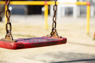 kırmızı salıncak asılı izole modern çocuklar playground.close üzerinde.