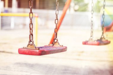 kırmızı salıncak asılı izole modern çocuklar playground.close üzerinde.