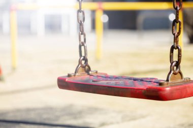 kırmızı salıncak asılı izole modern çocuklar playground.close üzerinde.