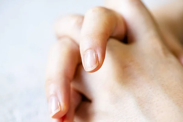 Foto Mãos Uma Mulher Tapete Perto — Fotografia de Stock