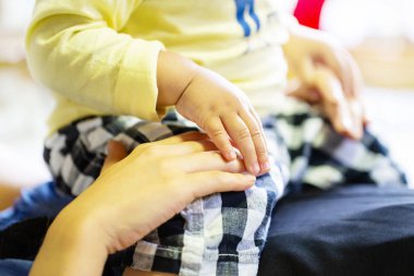 yalan ve oğlu birlikte her.child ve anneler el sürme çocuk ile birlikte oturma odasında anne