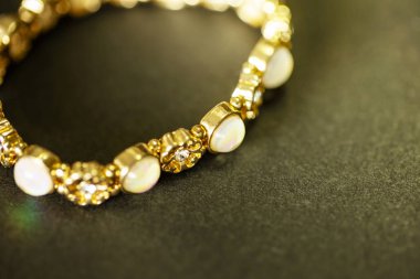 altın bilezik ile siyah background.close taşa temizlemek.