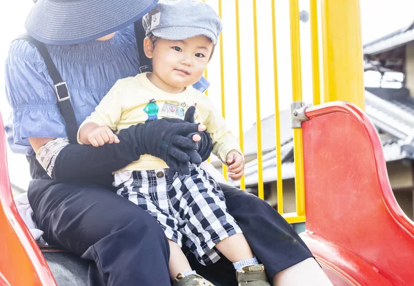 Bir Slayt Üzerinde Park Veya Playground Mother Oğlu Sonunda Oynayan — Stok fotoğraf