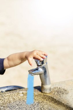 Genel Çeşme yaz şehir parkında çocuğun küçük el ile