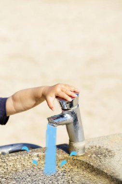 Genel Çeşme yaz şehir parkında çocuğun küçük el ile