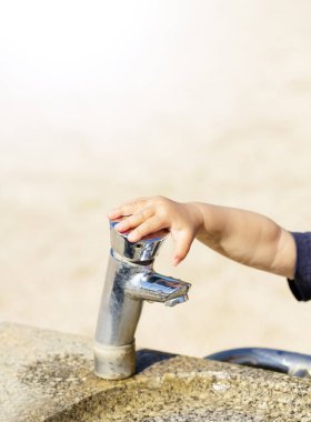 Genel Çeşme yaz şehir parkında çocuğun küçük el ile