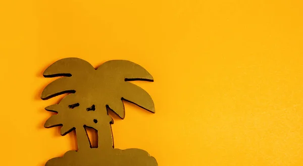 Brązowe Palmy Wykonane Drzewa Pomarańczowym Tle Pastel Leżał Płaskim Koncepcja — Zdjęcie stockowe