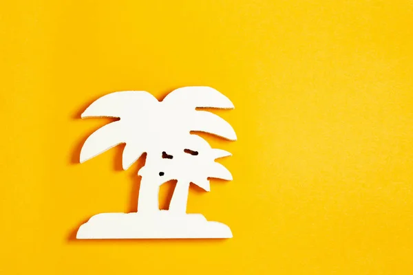 White Palm Tree Gjorda Träd Pastell Orange Bakgrund Platt Låg — Stockfoto