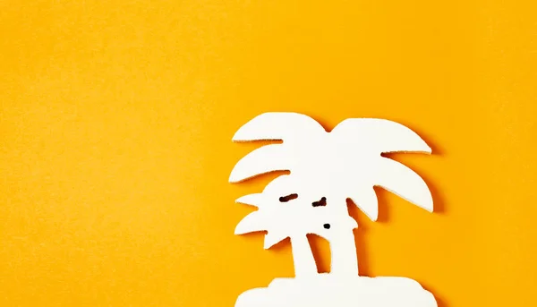 Białe Palmy Wykonane Drzewa Pomarańczowym Tle Pastel Leżał Płaskim Koncepcja — Zdjęcie stockowe