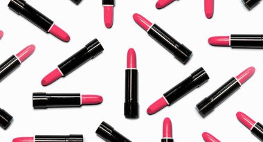 Beyaz renk arka plan üzerinde izole kırmızı rujları kümesi. Renkli sesleri, ruj paleti, makyaj ve güzellik renklendiriyor. Güzel makyaj kavramı. lipgloss.
