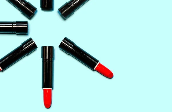 Aantal Rode Lippenstift Geïsoleerd Geëvenaard Een Cirkel Blauwe Kleur Achtergrond — Stockfoto