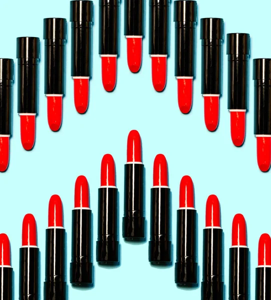 Set Van Rode Lippenstiften Geïsoleerd Blauwe Kleur Achtergrond Kleurrijke Tonen — Stockfoto