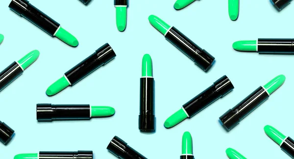 Set Van Groene Lippenstiften Geïsoleerd Blauwe Kleur Achtergrond Kleurrijke Tonen — Stockfoto