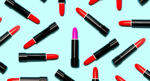 Set Van Rode Lippenstiften Geïsoleerd Blauwe Kleur Achtergrond Kleurrijke Tonen — Stockfoto