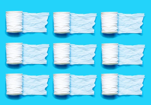Gulungan Kertas Toilet Putih Pada Latar Belakang Langit Biru Dengan — Stok Foto