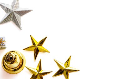 Beyaz renk arka plan üzerinde izole gümüş hediye kutuları ile altın gümüş yıldız, altın bell ile Noel desen yaptı. Renkli sesleri ve kış konsepti. Düz yatıyordu.