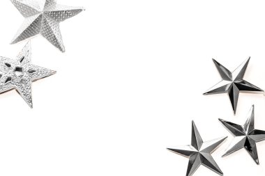 Gümüş yıldız beyaz renk arka plan üzerinde izole Noel desen yaptı. Renkli sesleri ve kış konsepti. Düz yatıyordu.