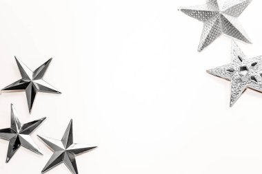 Gümüş yıldız beyaz renk arka plan üzerinde izole Noel desen yaptı. Renkli sesleri ve kış konsepti. Düz yatıyordu.