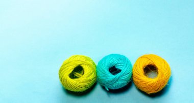 Mavi renk arka plan üzerinde izole sarımsı yeşil, turuncu ve mavi kenevir konu kümesi. Renkli sesleri, düz yatıyordu. metniniz için kopya alanı