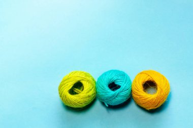 Mavi renk arka plan üzerinde izole sarımsı yeşil, turuncu ve mavi kenevir konu kümesi. Renkli sesleri, düz yatıyordu. metniniz için kopya alanı