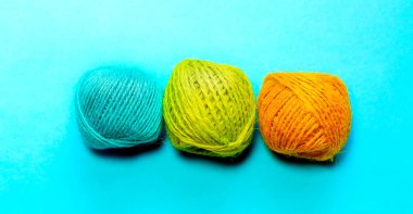 Mavi renk arka plan üzerinde izole sarımsı yeşil, turuncu ve mavi kenevir konu kümesi. Renkli sesleri, düz yatıyordu. metniniz için kopya alanı