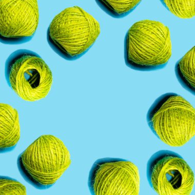 Mavi renk arka plan üzerinde izole sarımsı yeşil kenevir konu kümesi. Renkli sesleri, düz yatıyordu. metniniz için kopya alanı