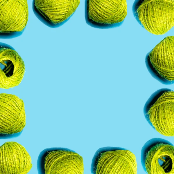Set Van Geelachtig Groene Hennep Draden Geïsoleerd Blauwe Kleur Achtergrond — Stockfoto