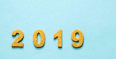 Yeni yıl çözünürlük 2019 kavramı. Cork yıl sayı kopya alanı metniniz için açık mavi renk zemin üzerine