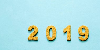 Yeni yıl çözünürlük 2019 kavramı. Cork yıl sayı kopya alanı metniniz için açık mavi renk zemin üzerine