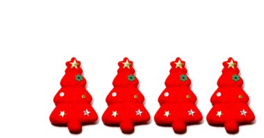 Beyaz renk arka plan üzerinde izole kırmızı Noel ağaçları kümesi. Noel süs renkli Tones.Flat lay olduğunu. metniniz için kopya alanı
