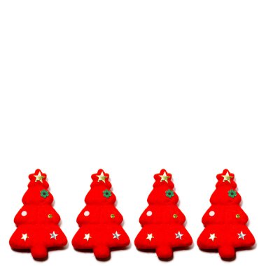 Beyaz renk arka plan üzerinde izole kırmızı Noel ağaçları kümesi. Noel süs renkli Tones.Flat lay olduğunu. metniniz için kopya alanı