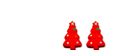 Beyaz renk arka plan üzerinde izole kırmızı Noel ağaçları kümesi. Noel süs renkli Tones.Flat lay olduğunu. metniniz için kopya alanı
