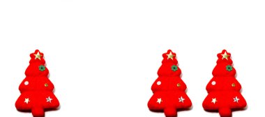 Beyaz renk arka plan üzerinde izole kırmızı Noel ağaçları kümesi. Noel süs renkli Tones.Flat lay olduğunu. metniniz için kopya alanı
