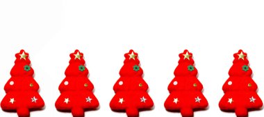 Beyaz renk arka plan üzerinde izole kırmızı Noel ağaçları kümesi. Noel süs renkli Tones.Flat lay olduğunu. metniniz için kopya alanı