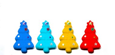 Beyaz renk arka plan üzerinde izole kırmızı, sarı, açık mavi ve koyu mavi Noel ağaçları kümesi. Noel süs renkli Tones.Flat lay olduğunu. metniniz için kopya alanı