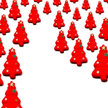 Beyaz renk arka plan üzerinde izole kırmızı Noel ağaçları kümesi. Noel süs renkli Tones.Flat lay olduğunu. alan metni kopyalayın. Görüntü orman yolunun.