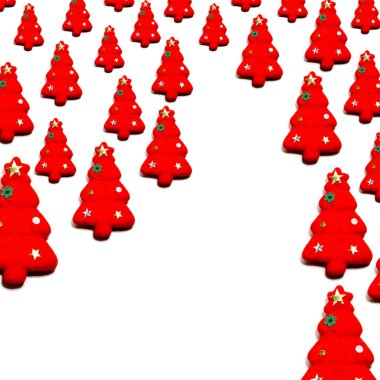 Beyaz renk arka plan üzerinde izole kırmızı Noel ağaçları kümesi. Noel süs renkli Tones.Flat lay olduğunu. alan metni kopyalayın. Görüntü orman yolunun.