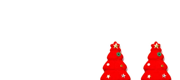 一套红色的圣诞树被隔离在白色的背景上 圣诞装饰品是五颜六色的色调 复制文本的空间 — 图库照片