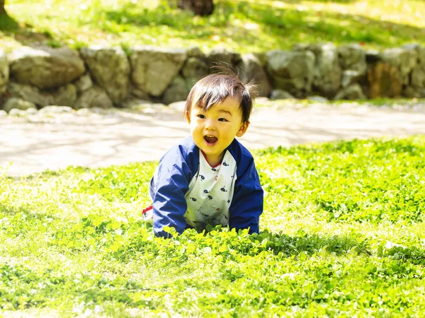 Portrét Jeden Rok Starý Happy Úsměvem Malého Chlapce Lezením Trávě — Stock fotografie