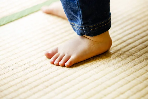 Bambino Che Cammina Sul Tatami Casa Giapponese Bambino Foot Close — Foto Stock