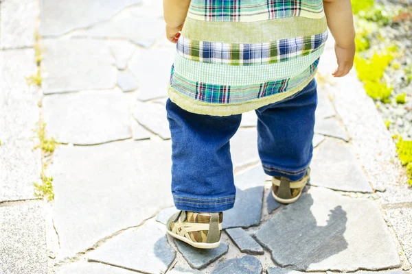 Bambino Ragazzo Che Cammina Giardino Sulla Soleggiata Weather Child Foot — Foto Stock