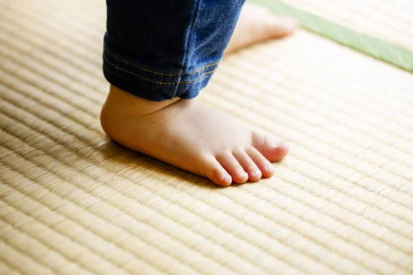 Bambino Che Cammina Sul Tatami Casa Giapponese Bambino Foot Close — Foto Stock