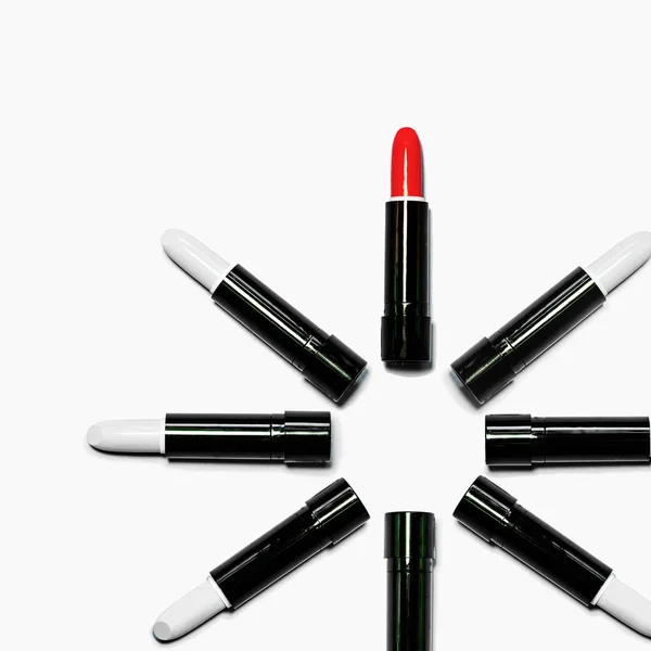 Set Wit Met Rode Lippenstift Geïsoleerd Geëvenaard Een Cirkel Witte — Stockfoto