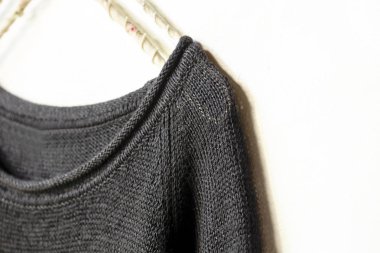 siyah kazak ya da kesim dikmek elbise askısı üzerinde beyaz background.close üzerinde asılı.