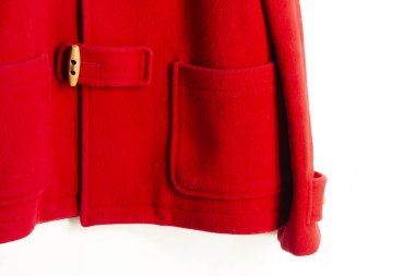 Beyaz arka plan üzerinde elbise askısı asılı kırmızı yün ceket