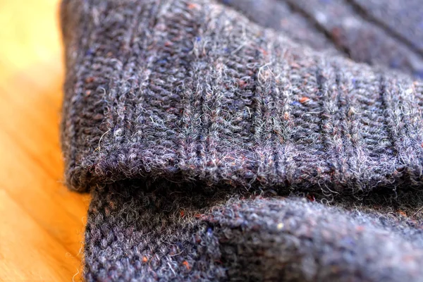 Ένα παχύ πλεκτή ζακέτα ή πουλόβερ σε καφέ στο πάτωμα. — Φωτογραφία Αρχείου