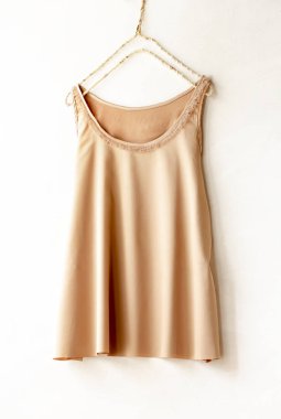 Turuncu bej beyaz bir duvar bir askı asılı atlet.