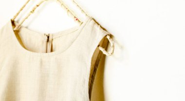 bej beyaz bir arka plan bir askı asılı yok bir kol.